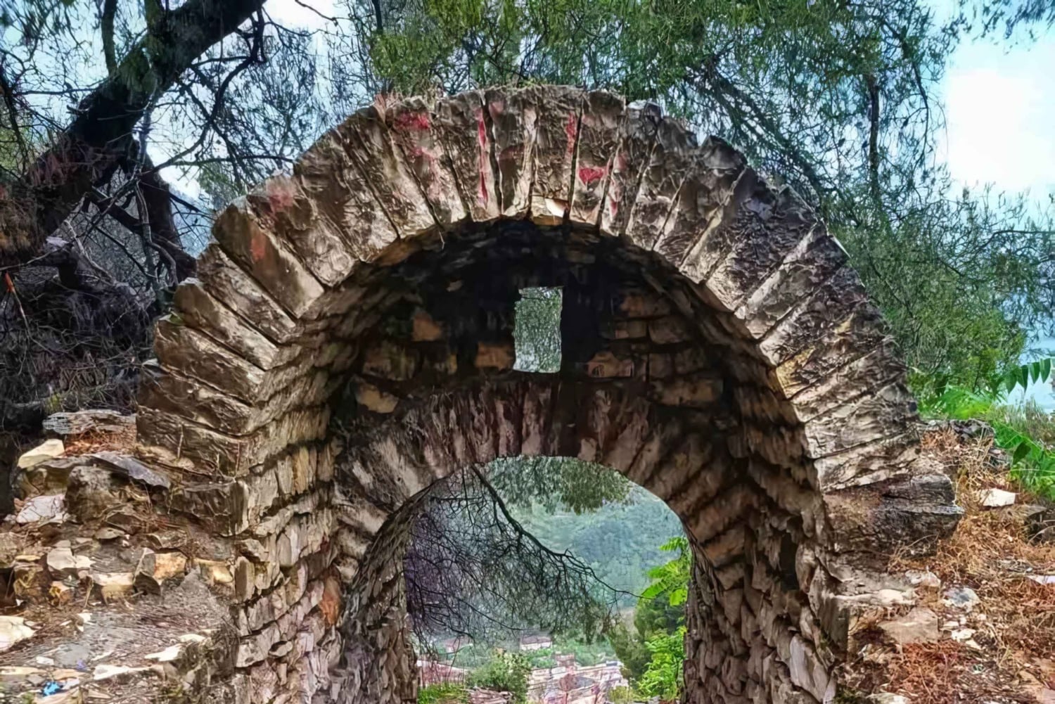 Z Tirany: wycieczka do miasta Berat, jeziora Belshi i łaźni rzymskich