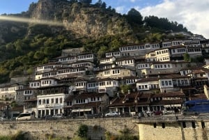 Z Tirany: wycieczka do miasta Berat, jeziora Belshi i łaźni rzymskich