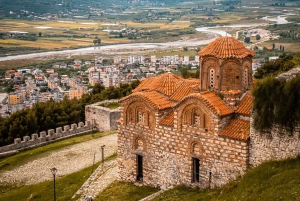 Z Tirany: wycieczka do miasta Berat, jeziora Belshi i łaźni rzymskich