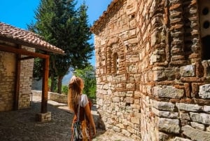 Z Tirany: wycieczka do miasta Berat, jeziora Belshi i łaźni rzymskich