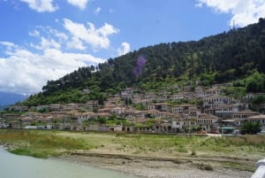 Från Tirana: Berat City UNESCO Heritage och Belshi Lake Tour
