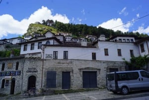 Från Tirana: Berat City UNESCO Heritage och Belshi Lake Tour