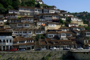 Desde Tirana: Berat, UNESCO y el lago Belshi