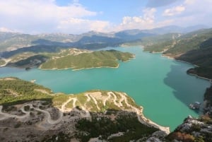 ティラナ発：ボビラ湖とガムティ山のハイキング 1 日ツアー