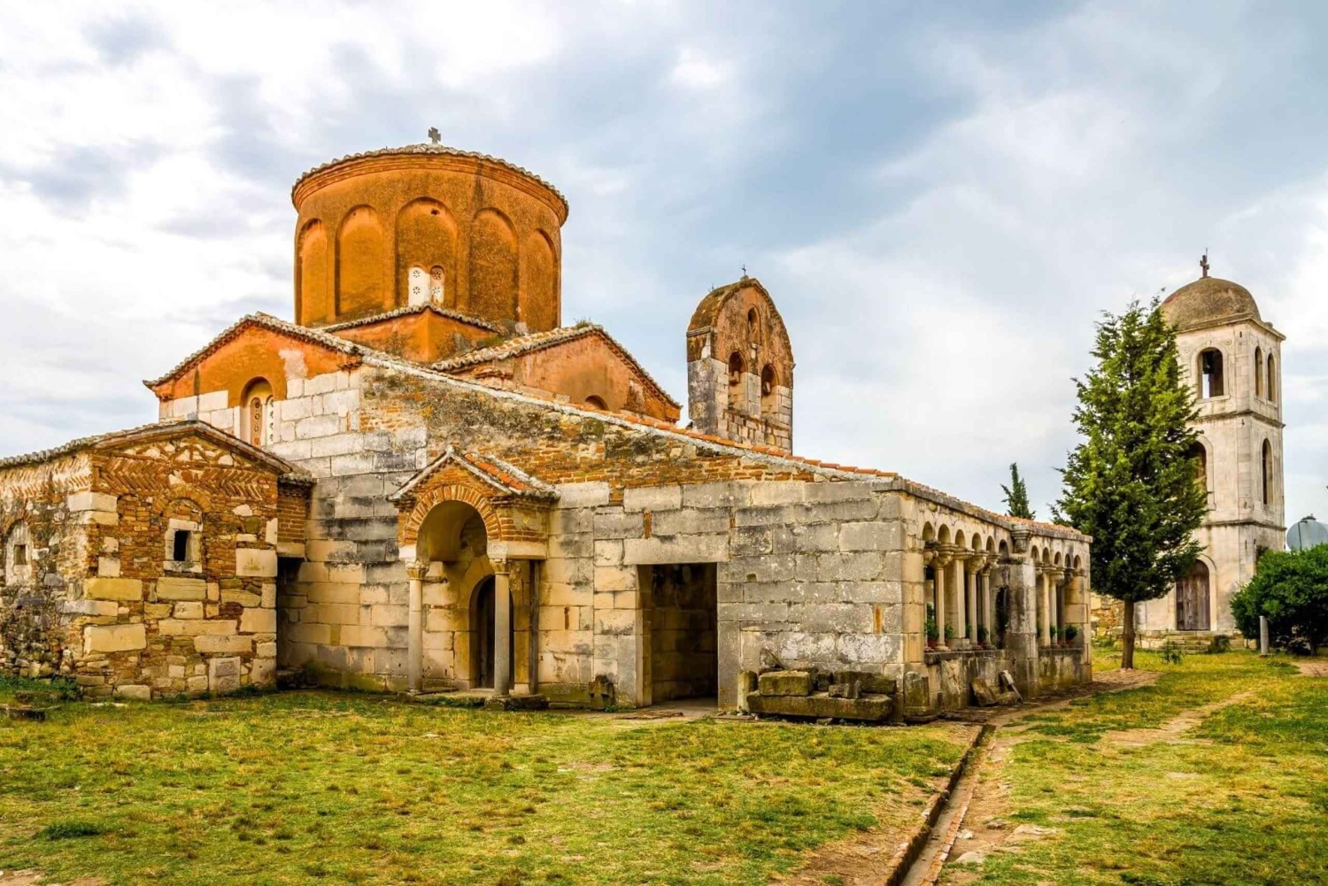 Vanuit Tirana/Durrës: dagtocht naar Apollonia en het Zvernec-klooster