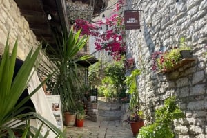 Desde Durrës/Golem: Tour en barco por Sazan, la cueva de Ali y Karaburun