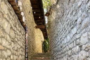 Desde Durrës/Golem: Tour en barco por Sazan, la cueva de Ali y Karaburun