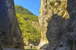 Au départ de Tirana/Durres : Excursion d'une journée : Canyon de Holta/Banja/Lac Belshi