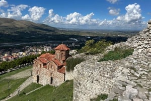 Von Tirana und Durres: Tagestour nach Berat und zum Belshi-See