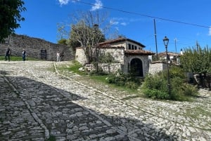 Von Tirana und Durres: Tagestour nach Berat und zum Belshi-See
