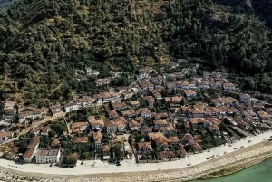 ティラナ/ドゥラス/ゴーレム発: ベラト (ユネスコ) とベルシ湖ツアー。