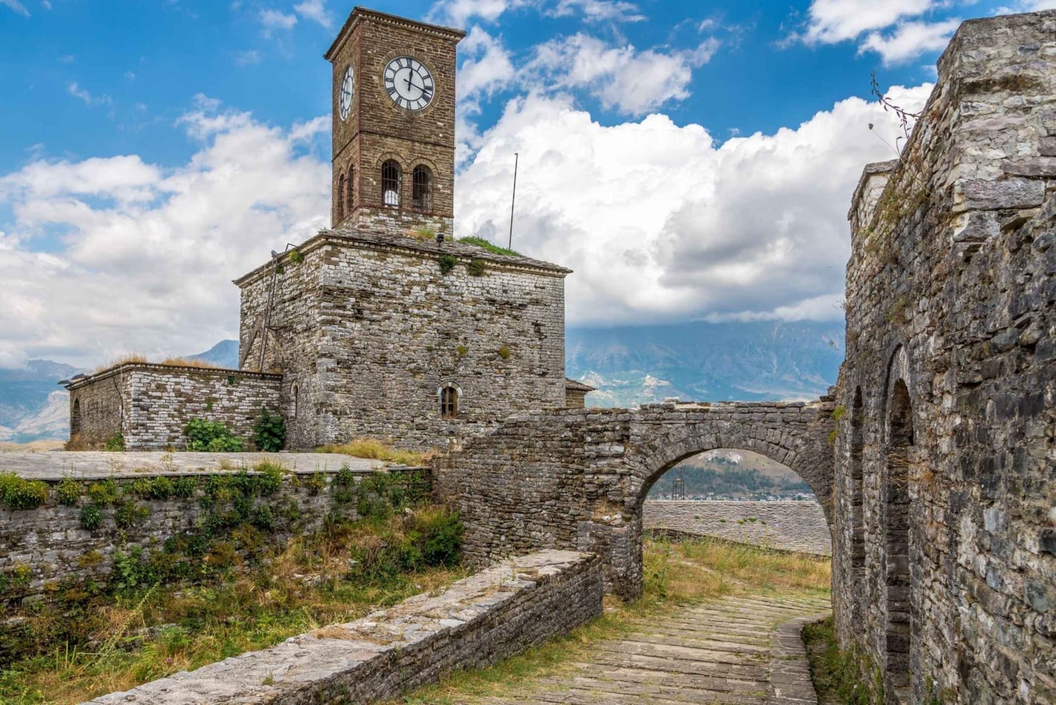 Au départ de Tirana et Durres : Visite privée de Gjirokaster et Blue Eye