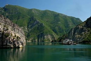 Desde Durrës/Tirana: Tour en barco por el río Shala