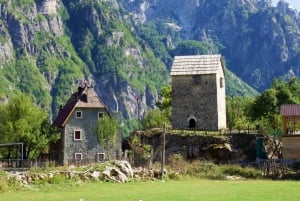 Von Tirana aus: Erkundung von Theth, Wasserfall und Blauem Auge