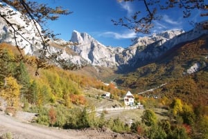 Von Tirana aus: Erkundung von Theth, Wasserfall und Blauem Auge