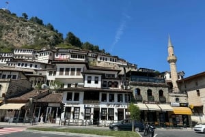 Au départ de Tirana : Visite d'une jounée privée à Berat et dégustation de vin