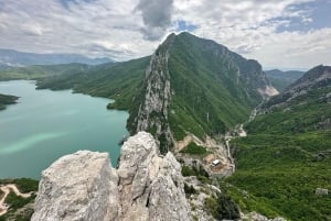 Fra Tirana: Vandretur til Gamti-bjerget og Bovilla-søen