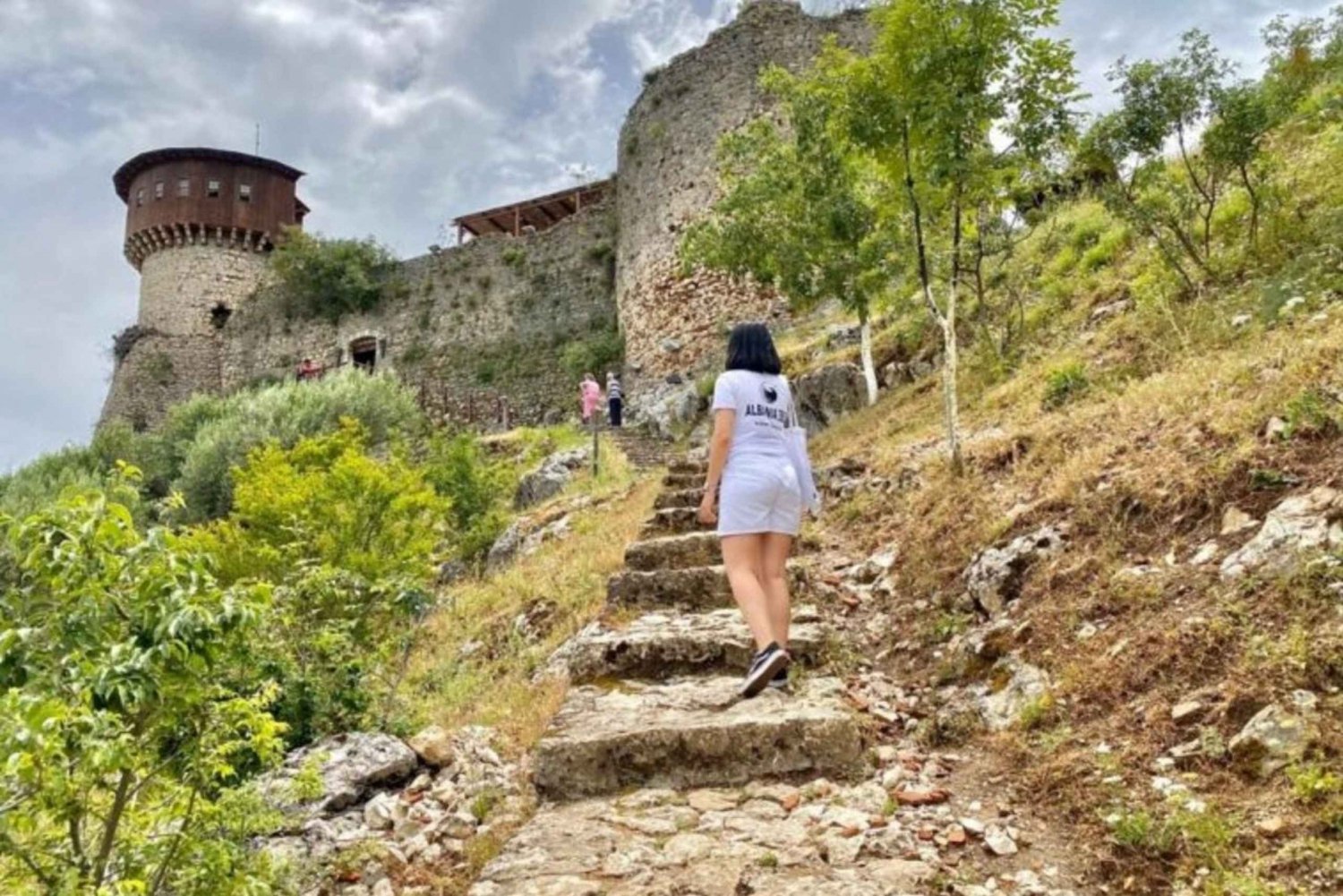 Van Tirana: wandelen naar de Pellumbas-grot en het kasteel van Petrela