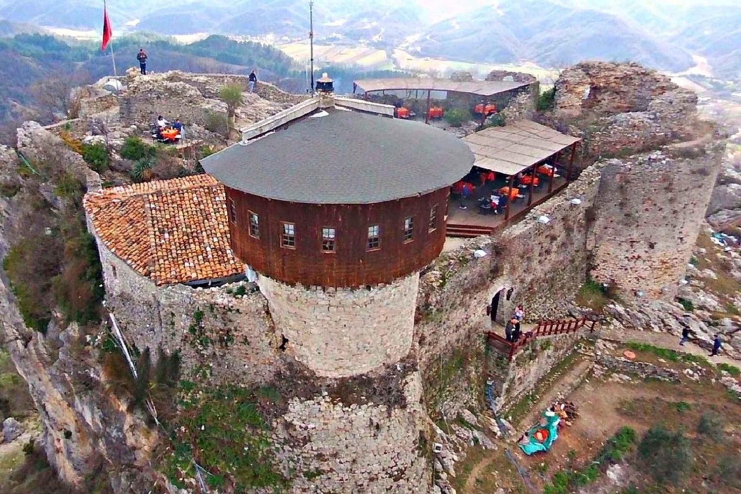 Из Тираны: поход к пещере Пеллумбас и замку Петрела.