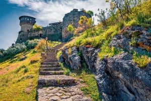 Depuis Tirana : Randonnée vers la grotte de Pellumbas et le château de Petrela