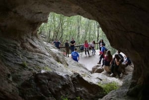 ティラナ発：ペランバス洞窟とペトレラ城へのハイキング