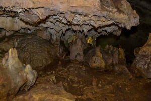 ティラナ発：ペランバス洞窟とペトレラ城へのハイキング