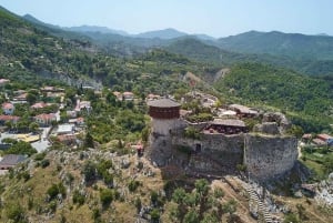 Из Тираны: поход к пещере Пеллумбас и замку Петрела.