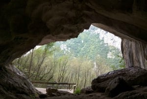 Fra Tirana: Fottur til Pellumbas-grotten og besøk i kløften