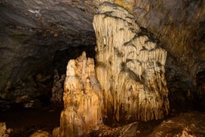 Von Tirana aus: Wanderung zur Pellumbas-Höhle und Besuch des Canyons
