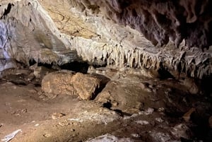 Från Tirana: Vandring till Pellumbas-grottan och besök i kanjonen