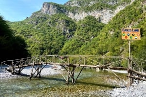 De Tirana: excursion d'une journée au lac Komani et à la rivière Shala