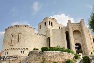 Au départ de Tirana : Château de Kruja, vieux bazar et visite de Sari Salltik