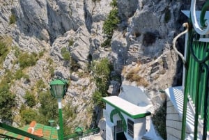 Au départ de Tirana : château de Kruja, vieux bazar et visite de Sari Salltik.