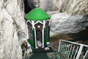 De Tirana: excursão de um dia à cidade de Kruja e à caverna sagrada de Sari Salltik