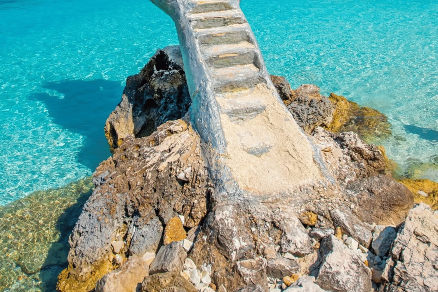 ティラナ発：クサミル諸島、サランダ、ブルーアイ日帰りツアー