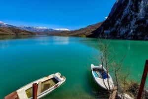 Desde Tirana: Excursión de un día al Lago Bovilla, la Montaña Gamti y Kruja