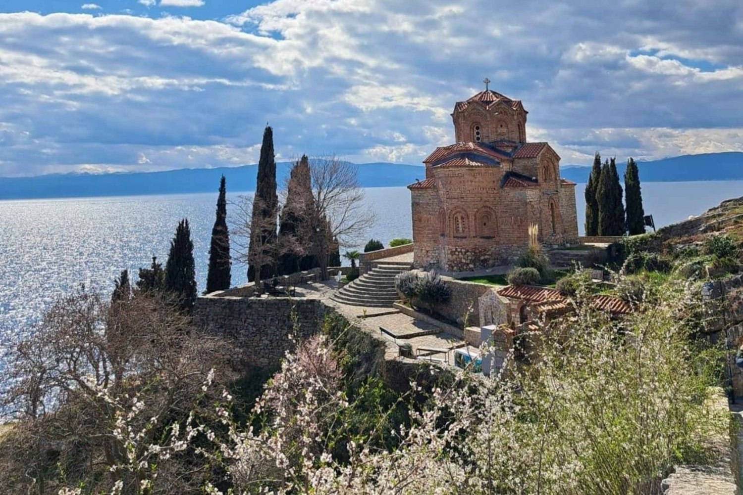 De Tirana: Viagem de 1 dia a Ohrid e ao Mosteiro de St. Naum com almoço