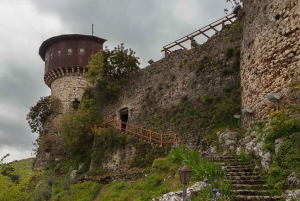 Von Tirana aus: Wanderung in Pëllumbas & Höhlenerkundung