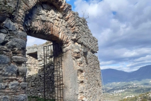 Von Tirana aus: Wanderung in Pëllumbas & Höhlenerkundung