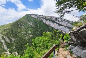 Von Tirana aus: Wanderung in Pëllumbas & Höhlenerkundung