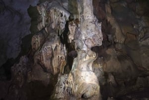 Von Tirana aus: Wanderung in Pëllumbas & Höhlenerkundung