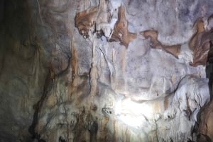 Von Tirana aus: Wanderung in Pëllumbas & Höhlenerkundung