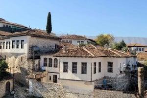 Z Tirany: Zwiedzanie miasta i zamku Berat z przewodnikiem oraz degustacja wina