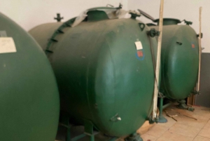 ティラナ/ドゥラスから：ソビエト連邦のワイナリー・リブラズドでのワイン試飲