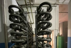 ティラナ/ドゥラスから：ソビエト連邦のワイナリー・リブラズドでのワイン試飲