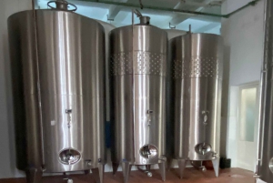 ティラナ/ドゥラスから：ソビエト連邦のワイナリー・リブラズドでのワイン試飲