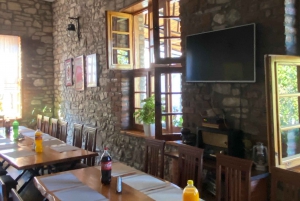 ティラナ/ドゥラスから：ソビエト連邦のワイナリー・リブラズドでのワイン試飲