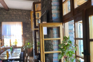 ティラナ/ドゥラスから：ソビエト連邦のワイナリー・リブラズドでのワイン試飲