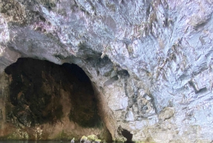 Tiranasta: Sazan, Karaburun-rantakierros ja varjoliitoa Vlorassa