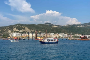 Tiranasta: Sazan, Karaburun-rantakierros ja varjoliitoa Vlorassa